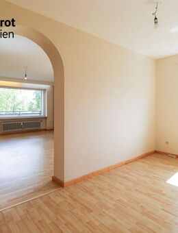 Raumwunder auf einer Wohnebene - Top gepflegte 6- Zimmer Wohnung mit Personenaufzug und 2 Loggien in Selb. - Selb