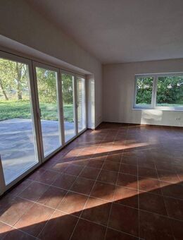 Einfamilienhaus mit großzügigem Grundstück, Garage und Nebengebäude - neuwertig und energieeffizient! - Kluse