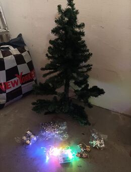 Künstlicher Weihnachtsbaum mit Weihnachtsschmuck - Bochum