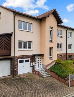 **Saniertes 2-Familien-Wohnhaus mit zwei Garagen in ruhiger Wohnlage** - Gelnhausen