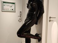 Devote Rubberdoll sucht reifen Mann - Bremen Zentrum