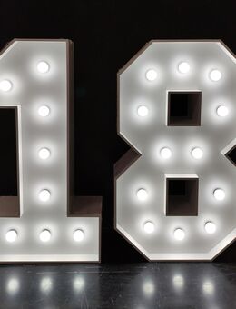 Vermiete Vermietung zum mieten leihen rent XXL 120cm Zahl 18 leuchtende Zahlen RGB LED Zahlen Geburtstag 18. Volljährig Deko Dekoration - Großbeeren