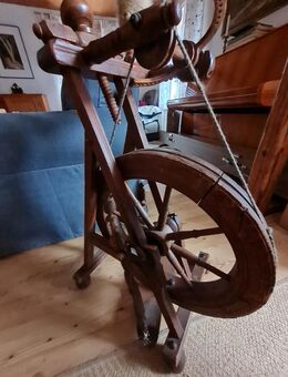 Schönes, dekoratives, antikes Spinnrad, sehr gut erhalten - Gründau