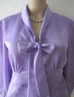 NEU * Original Granny VINTAGE * Romantik * Schleife * Schluppe * Punkte * Polka Dots * Tupfen * Seiden- Satin * Bluse "BETTY BARCLAY" Gr. 36- 38/ S * violett - flieder - lila * weiß * - Riedlingen