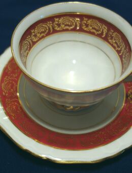 Sammeltasse und Untertasse aus feinem französischem Porzellan, signiert CNP FRANCE PORCELAINE DE LUXE DE LA COMPAGNIE NATIONALE mit Goldrand - Schwabach