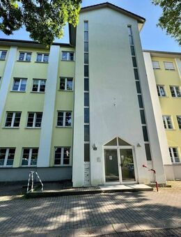 Barrierefreie 2-Raum-Whg. mit einem raumhoch gefliestem Tageslichtbad mit Dusche Fenster mit Jalousien & Carport - Zella-Mehlis