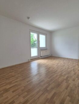 Gemütliche 1-Zimmer-Wohnung mit Balkon und schöner Aussicht - Crimmitschau