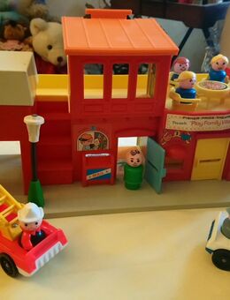 Spielhaus mit Figuren, Autos usw, alles im sehr guten Zustand, unbeschädigt - Nürnberg Zentrum