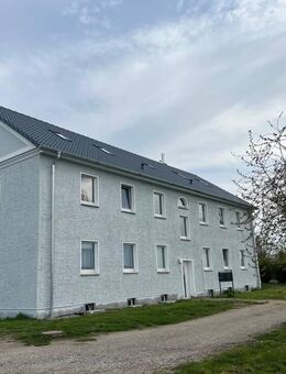 Sanierte und großzügige 4-Raum-Wohnung in idyllischer Dorflage. - Groß Plasten