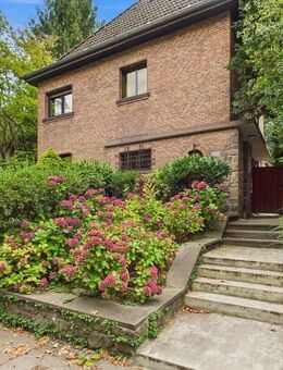 Familienfreundliches Zweifamilienhaus mit Charme und Entwicklungsmöglichkeiten - Essen