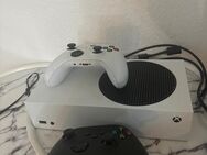 Verkaufe eine Xbox Series S mit 512GB. Top gepflegt und in einem sehr guten Zustand. Extra gibt es einen 2ten Controller dazu. - Rödermark