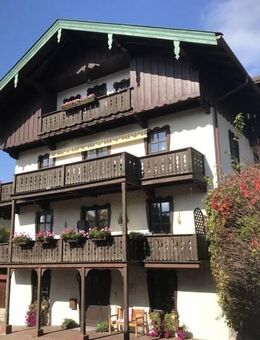 Tegernsee -zentral- Gefällige 2,5-Zimmer-DG-Wohnung, Ost-u. Südbalkon, charmanter Altbau (saniert) - Tegernsee