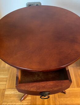 Kleiner Beistelltisch im Mahagoni-Stil – mit Schublade, Vintage - Eime