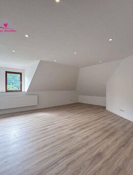 Familienfreundliche 4-Zimmer-Dachgeschosswohnung mit Gartennutzung - sofort bezugsfrei - Varel