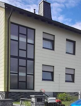 Zweifamilienhaus mit ausbaubarem Dach in Selbitz - Selbitz