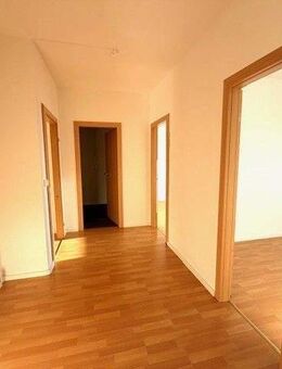 2 KM frei * nur bis 31.12.2025 !**super tolle 6 Zimmer Wohnung mit 2 Balkonen und 2 Bädern ** - Plauen