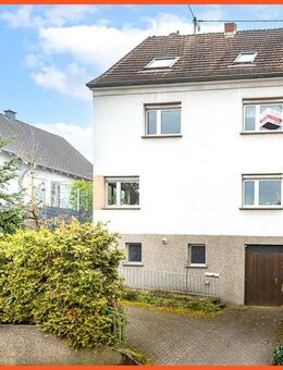Zwei- bis Dreifamilienhaus mit Nebengebäude in sonniger Wohnlage von Elm-Sprengen - Schwalbach