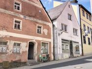 Zwei historische Gebäude im Denkmalensemble der Altstadt Velburg - Velburg