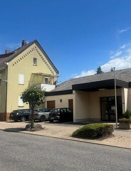 Echzell: Mehrfamilienhaus mit Bungalow und Gewerbeeinheit - Echzell