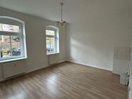 Gemütliche 2-Zimmer mit Balkon, Laminat und offener Küche in ruhiger Lage! - Roßwein