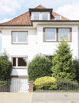 Geräumiges Wohnhaus mit zwei Garagen und Garten - Uelzen