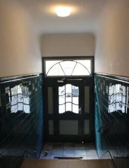 Gut geschnittene 2,5-Zimmer-Altbauwohnung mit Einbauküche im Zentrum von Neumünster - Neumünster