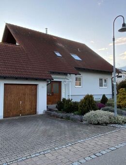 Schöne 5,5 Wohnung mit EBK mit Garage und Garten - Unterschneidheim