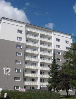 Super Ausblick und renoviert: 2 Zimmer Wohnung mit Balkon und Fahrstuhl. - Lübeck