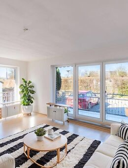 Renovierte 2-Zimmer-Wohnung mit zwei Balkonen, Stellplatz und einem Garten - Lübeck