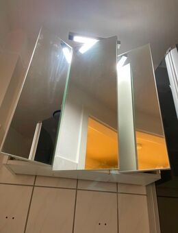 Badezimmer Wandspiegel Schrank, 3 türig Mit Steckdose und Lichtschalter innen. - Freudenstadt