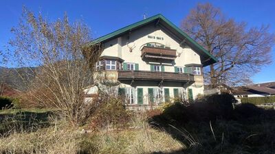 Garmisch: Großzügiges, älteres Landhaus auf großem Grundstück in sonniger Wohnlage