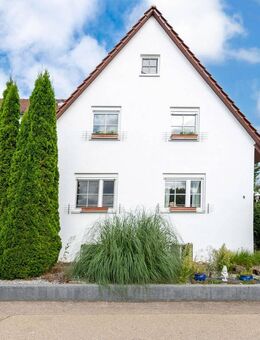 Großzügiges Zweifamilienhaus mit schönem Garten in Rechberghausen - Rechberghausen