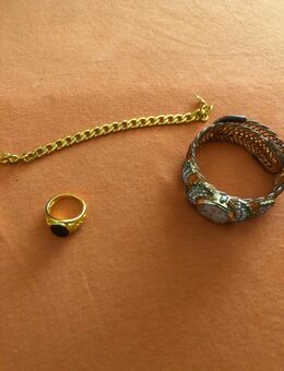 Uhr . Armband und Ring Kostenlos abgebe Versand nur mit Sendung Nummer - Berlin
