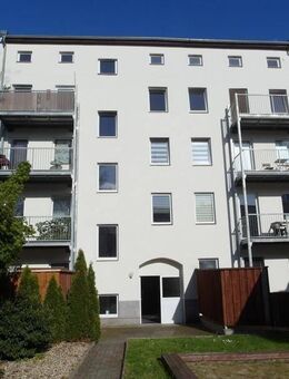 Ab sofort zu haben: Freundliche Singlewohnung mit Balkon, Laminatboden & Badewanne - Magdeburg