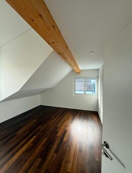 Nachmieter gesucht – Helle & moderne 2.5-Zimmer- Dachwohnung in Sommeri Stell dir vor: Feierabend, die Sonne ge - Sommeri