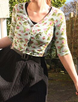Kurze Strickjacke, Cardigan, Blumenmuster, floral, geblümt, Gr. 36, Atmosphere - Düsseldorf