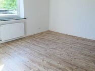 Helle 2022 renovierte 3 Zimmer Erdgeschoss Wohnung mit Dusche, Einbauküche, Garten und Kfz.-Platz - Lügde (Stadt der Osterräder)