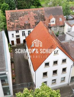 Zweifamilienhaus mit Nebengebäude und großem Garten mit viel Potenzial / teilvermietet - Bruchsal