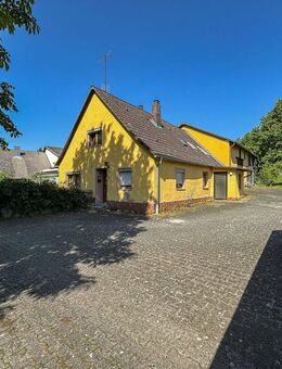 Sanierungsbedürftiges Bauernhaus mit Scheune, Garagen und großem Grundstück - Treuchtlingen