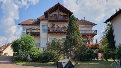 Charmante 2-Raum-Eigentumswohnung im Souterrain mit Terrasse und Parkplatz