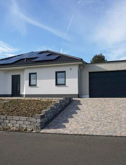 Moderner Bungalow mit Doppelgarage, PV-Anlage und hochwertiger Ausstattung - Baujahr 2022 - Neuerburg