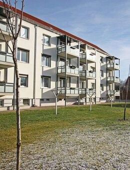 Bezugsfertige 3-Raum-Wohnung im 1. OG mit großem Balkon - Oschersleben (Bode)