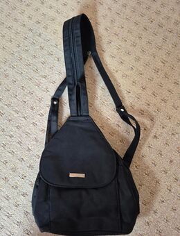 Rucksack schwarz Außen und Innen jeweils mit einem Reißverschluss - Bohmte