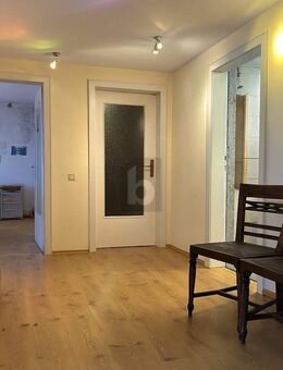 GROßE WOHNUNG MIT BALKON UND ABSTELLKAMMERN - Duisburg