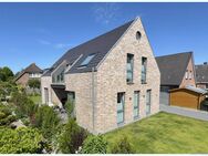 HUSUM/ NORDSEE: Modernes Architektenhaus Bj 2023 mit Top-Energie-Effizienz und hübschem Garten ! - Husum (Schleswig-Holstein)