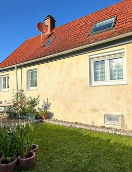 GLEICH VERLIEBT! Hübsches, kleines Einfamilienhaus mit 2 Garagen und Platz zum Werkeln - Boms