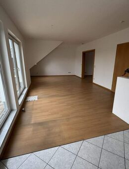3-Zimmer DG-Wohnung mit Balkon und Garage - Duisburg