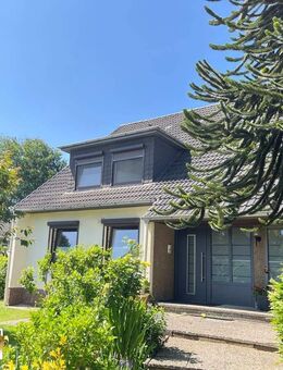 Großzügige und moderne Dachgeschosswohnung mit zwei Ebenen - Norderstedt