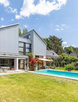 Architektenhaus: Doppelhaushälfte mit Pool nahe des Heiligensees - Berlin