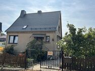 Teilsaniertes Einfamilienhaus mit Garage und hübschem Garten in ruhiger Siedlung - Zwickau